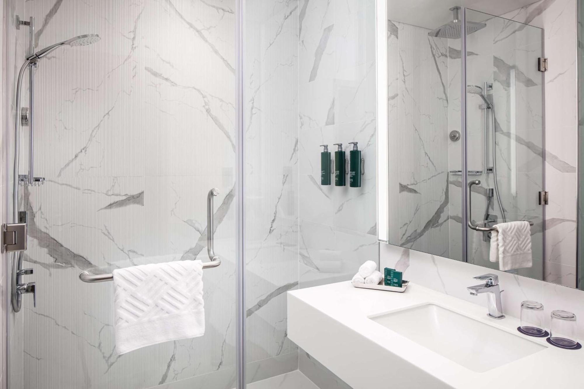 Doubletree By Hilton Fujairah City Exterior photo Bathroom